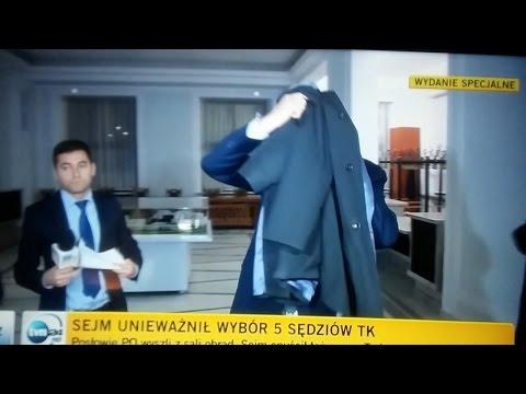 Prezes Trybunału Konstytucyjnego Andrzej Rzepliński opuszcza Sejm 2015-11-25